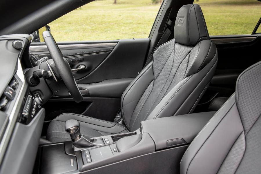 Интерьер Lexus ES300h F-Sport 2019 года  (AU) (фото 3 из 12)